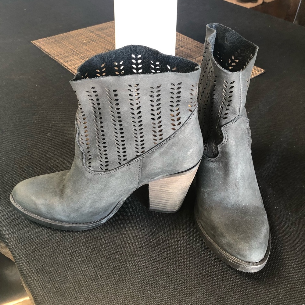 Black Cutout Musse and Cloud Brand New Size 7